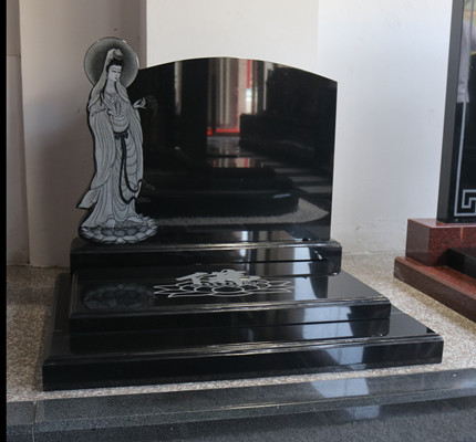 墓碑工廠創新小型藝術墓碑,鑲嵌瓷畫展現獨特藝術文化價值_工藝